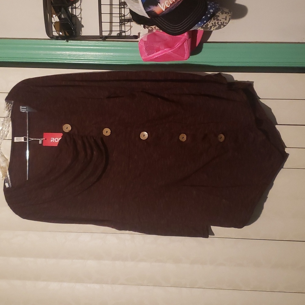 Burgundy/black pleated faux button down long sleeve handkerchief hem top